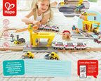 Hape Juego de construcción de grúa ferroviaria, accesorio de pista de tren de madera con grúa, cargador, camión volquete y rodillo de vapor, juguete educativo de construcción STEM para niños a partir
