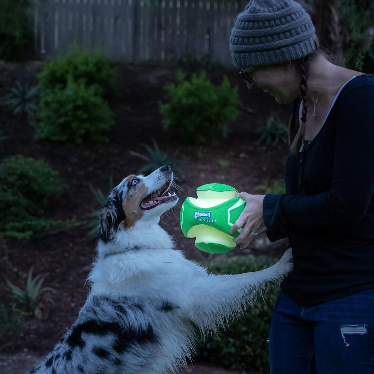 Pelota de Chuckit! Kick Fetch Max Glow, Grande (20 cm) Juguete para Perros que Brilla en la Oscuridad