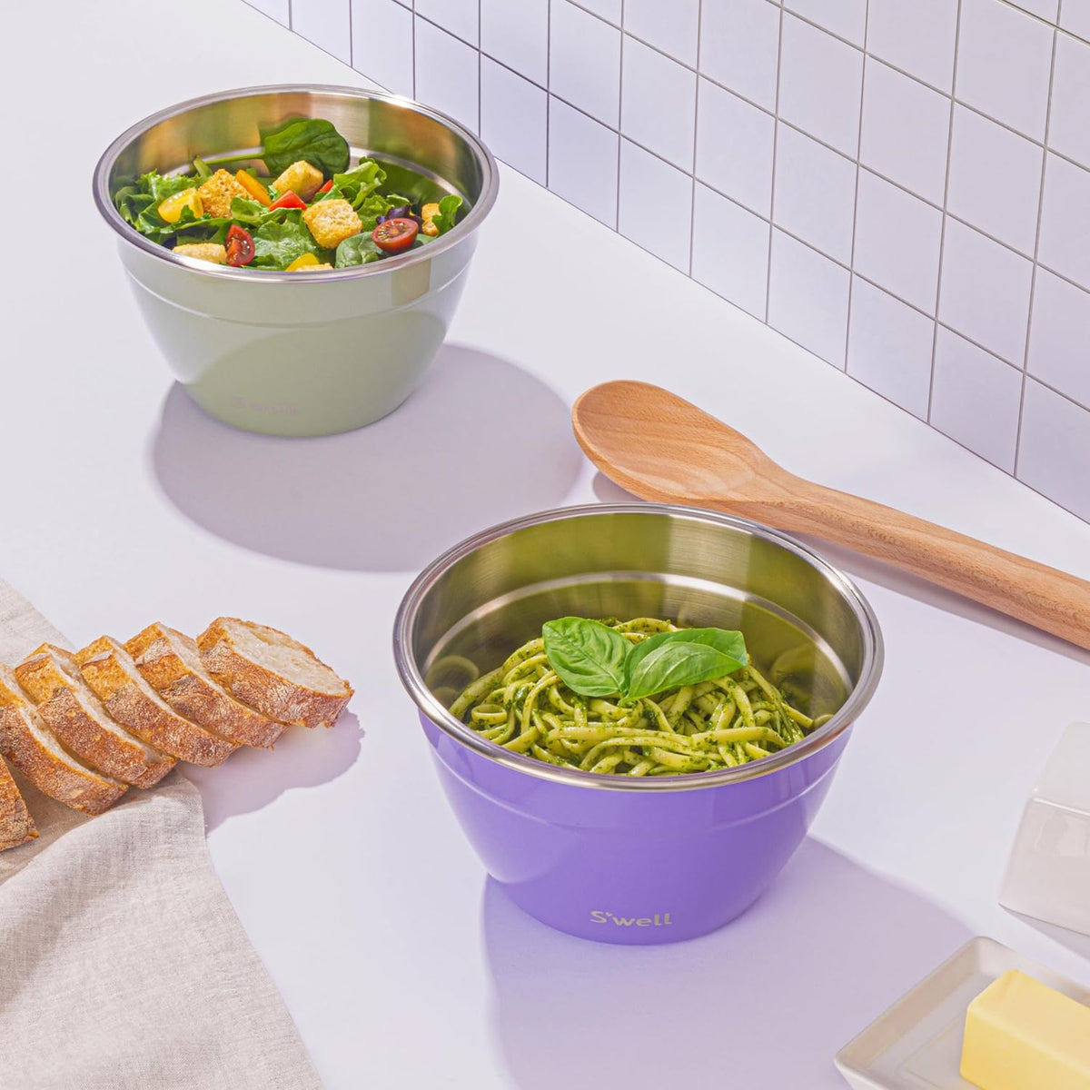 S'well Kit de ensaladera de acero inoxidable de 64 onzas, salvia de montaña, viene con mini recipiente de 2 onzas y bandeja extraíble para organización, a prueba de fugas, fácil de limpiar, apto para