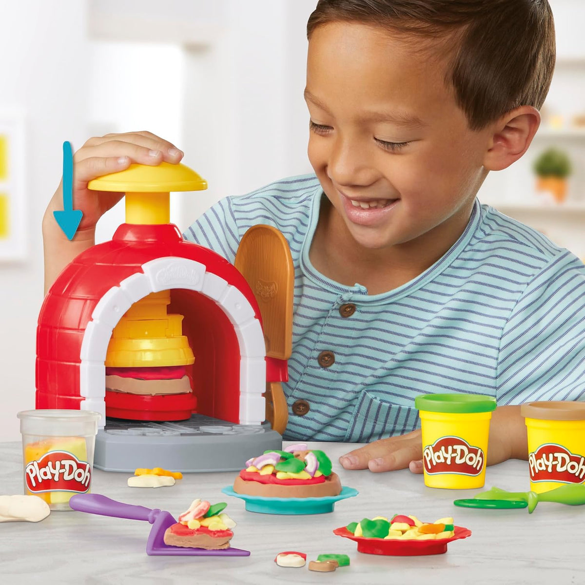 Play-Doh Kitchen Creations - Juego de horno de pizza con 6 latas y 8 accesorios, suministros para el aula de regreso a clases, juguetes de comida y cocina, juguetes preescolares, a partir de 3 años