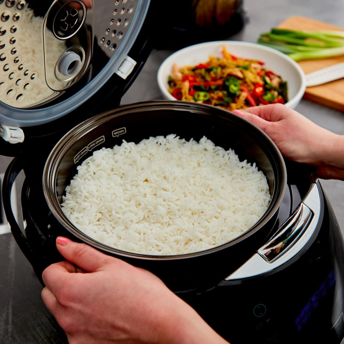 Arrocera Yum Asia Sakura con tazón de cerámica y lógica difusa avanzada (8 tazas, 1.5 litros) 6 funciones de cocción de arroz, 6 funciones de multicocción, pantalla LED táctil, 120V de potencia (negro