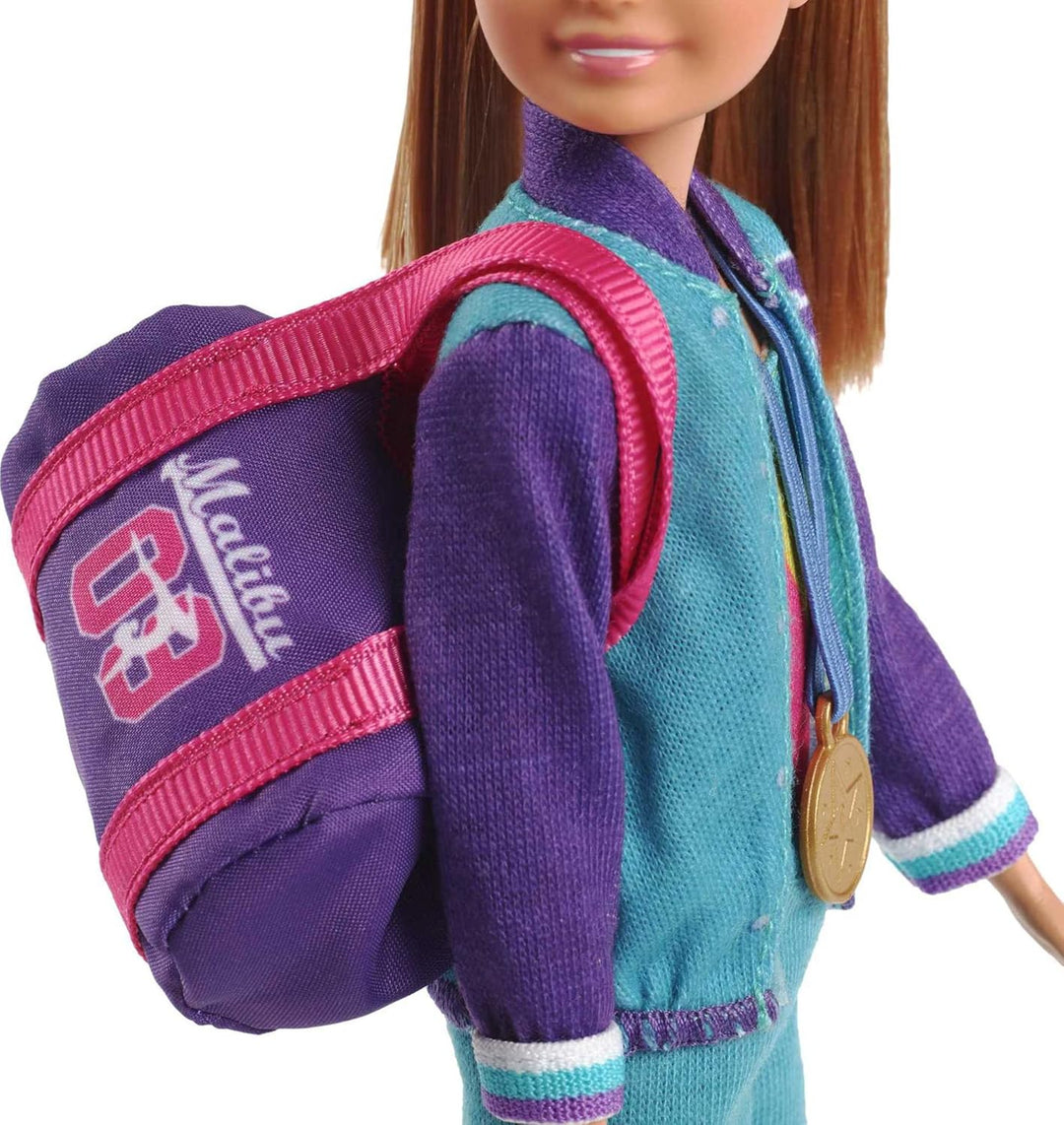 Muñeca Barbie Team Stacie y Set de Juego de Gimnasia con Barra Gira...