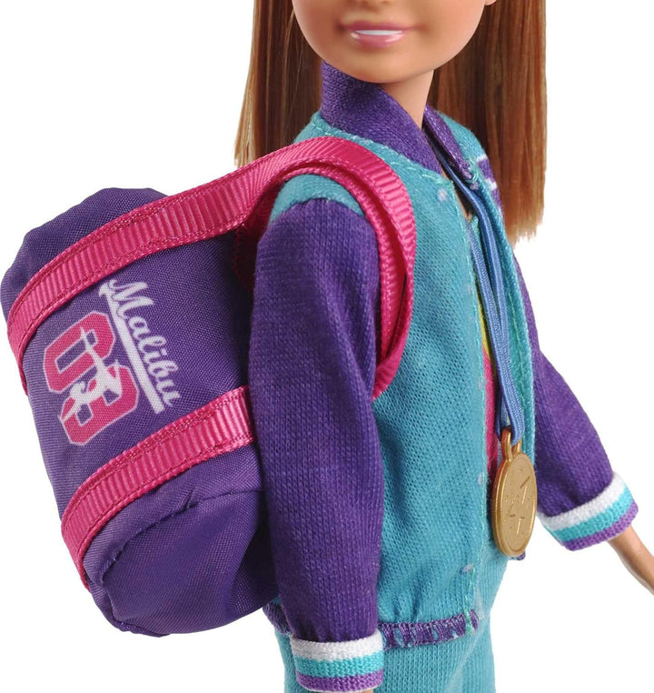 Muñeca Barbie Team Stacie y Set de Juego de Gimnasia con Barra Gira...