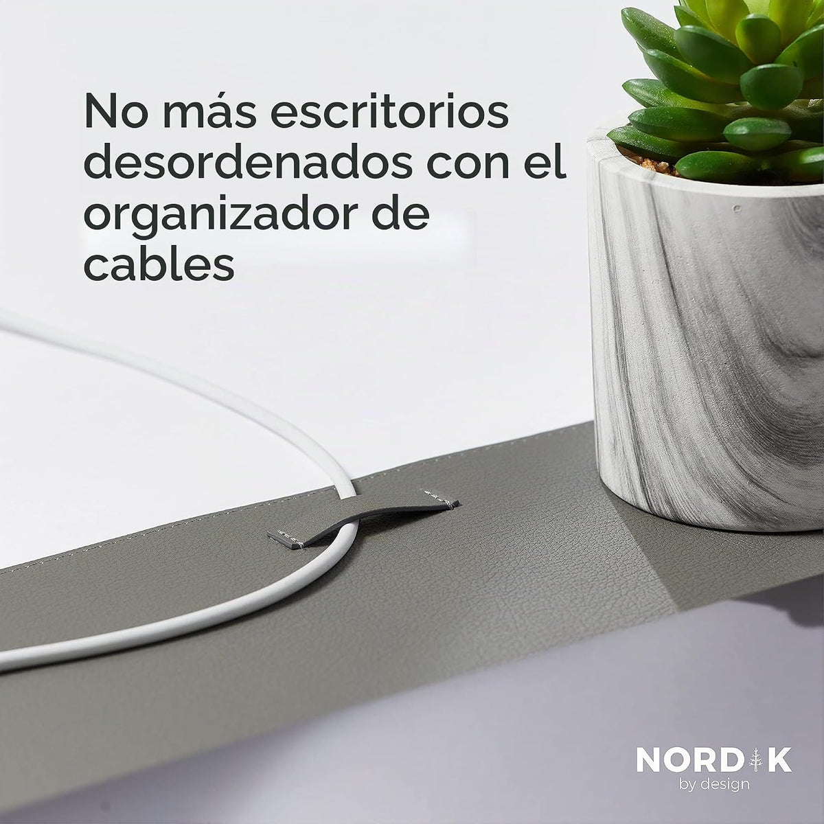 Nordik - Alfombrilla de Escritorio de Cuero con Organizador de Cables - Gris Alaska 35 X 17 pulgadas - Alfombrilla de Ratón Extendida Premium para Accesorios de Oficina en Casa - Protector de