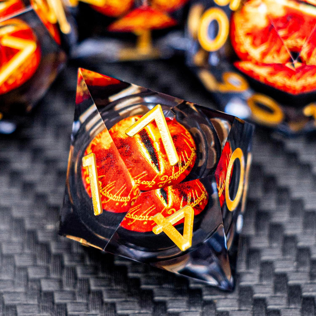 ARUOHHA DND - Juego de dados de resina para miradas de ojos, color negro y dorado, núcleo líquido, juego de dados flameantes con borde afilado con caja de regalo, juego de dados poliédricos D y D compatibles con juegos de rol Dungeons Dragons D20 D6
