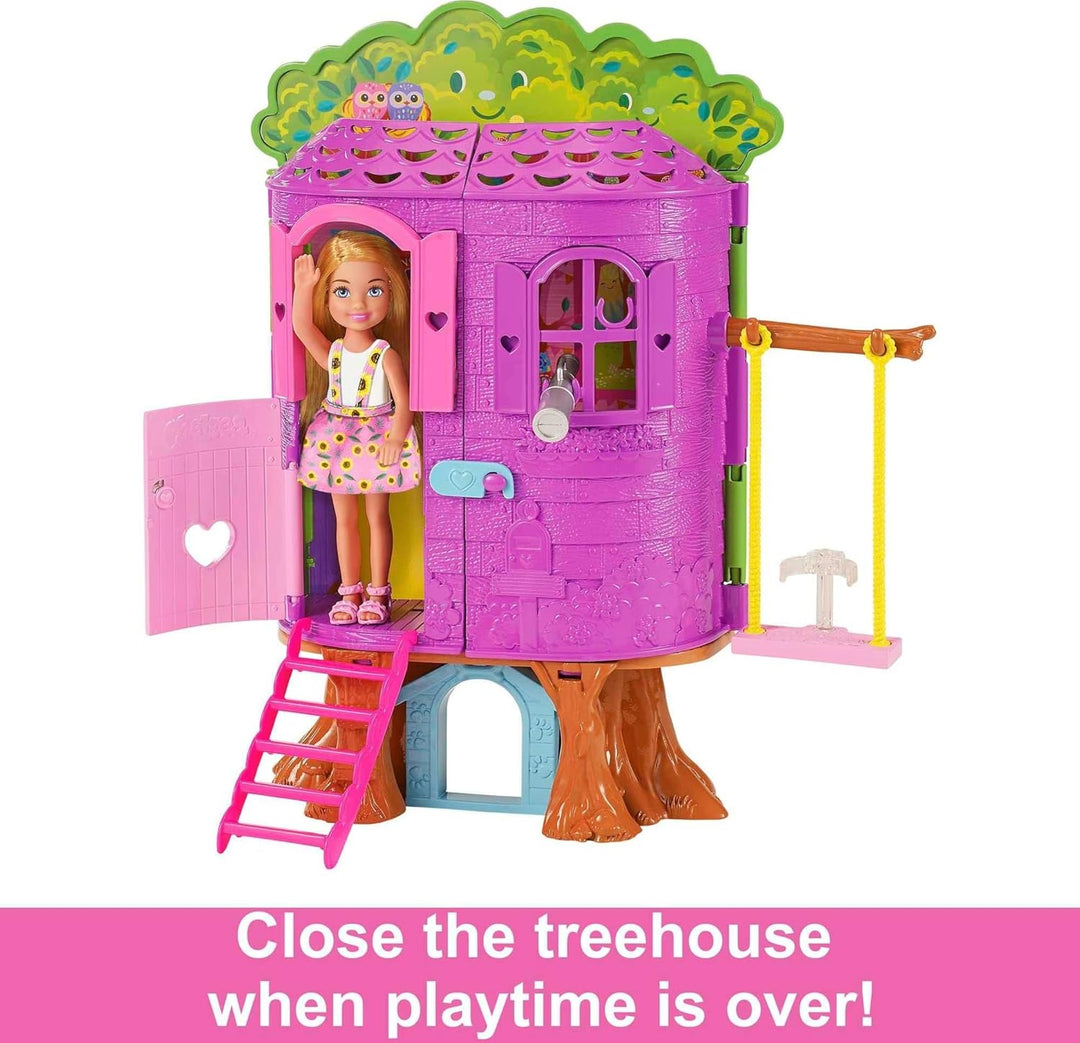 Muñeca Chelsea de Barbie y juego de casa de árbol con cachorro