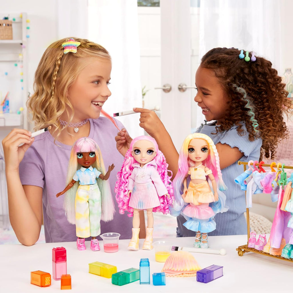 Rainbow High Muñeca de moda DIY para crear y colorear con acuarelas lavables + kit de teñido anudado, ojos marrones, cabello rizado, top y zapatos extra. Colorea, crea, juega, enjuaga y repite