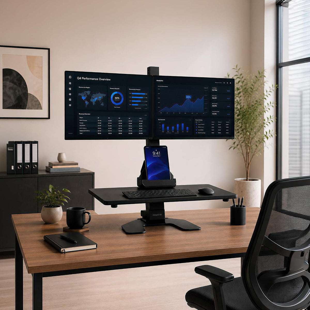 Lámpara Mount-It! Convertidor de escritorio de pie con doble monitor eléctrico - Soporte para 2 pantallas; escritorio ajustable en altura y 2 montajes para pantallas de hasta 32 pulgadas; convertidor