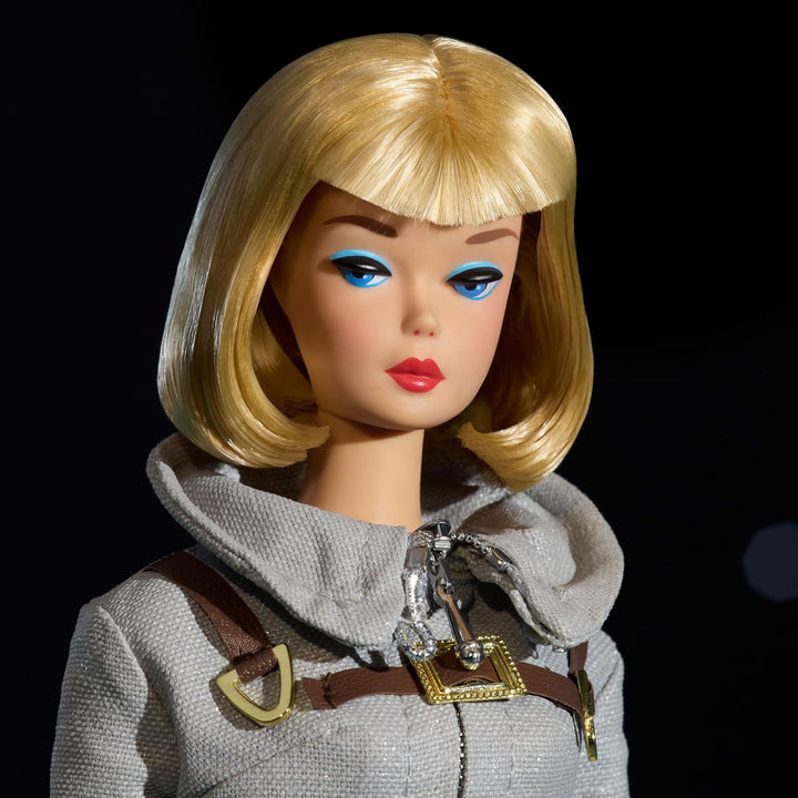 Muñeca Barbie Miss Astronauta Coleccionista con traje plateado, bot...