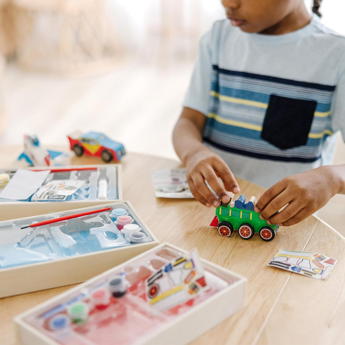 Coche de carreras DYO de Melissa & Doug.