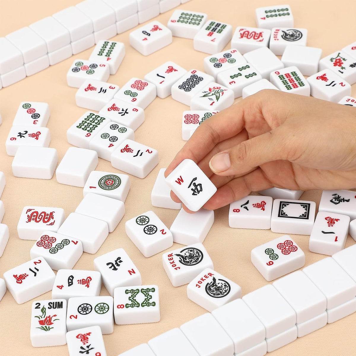 American Mahjong - Juego de azulejos de Mahjong de 166 azulejos blancos, 4 estantes de Mahjong de colores, juego de mahjong de viaje con bolsa de transporte roja