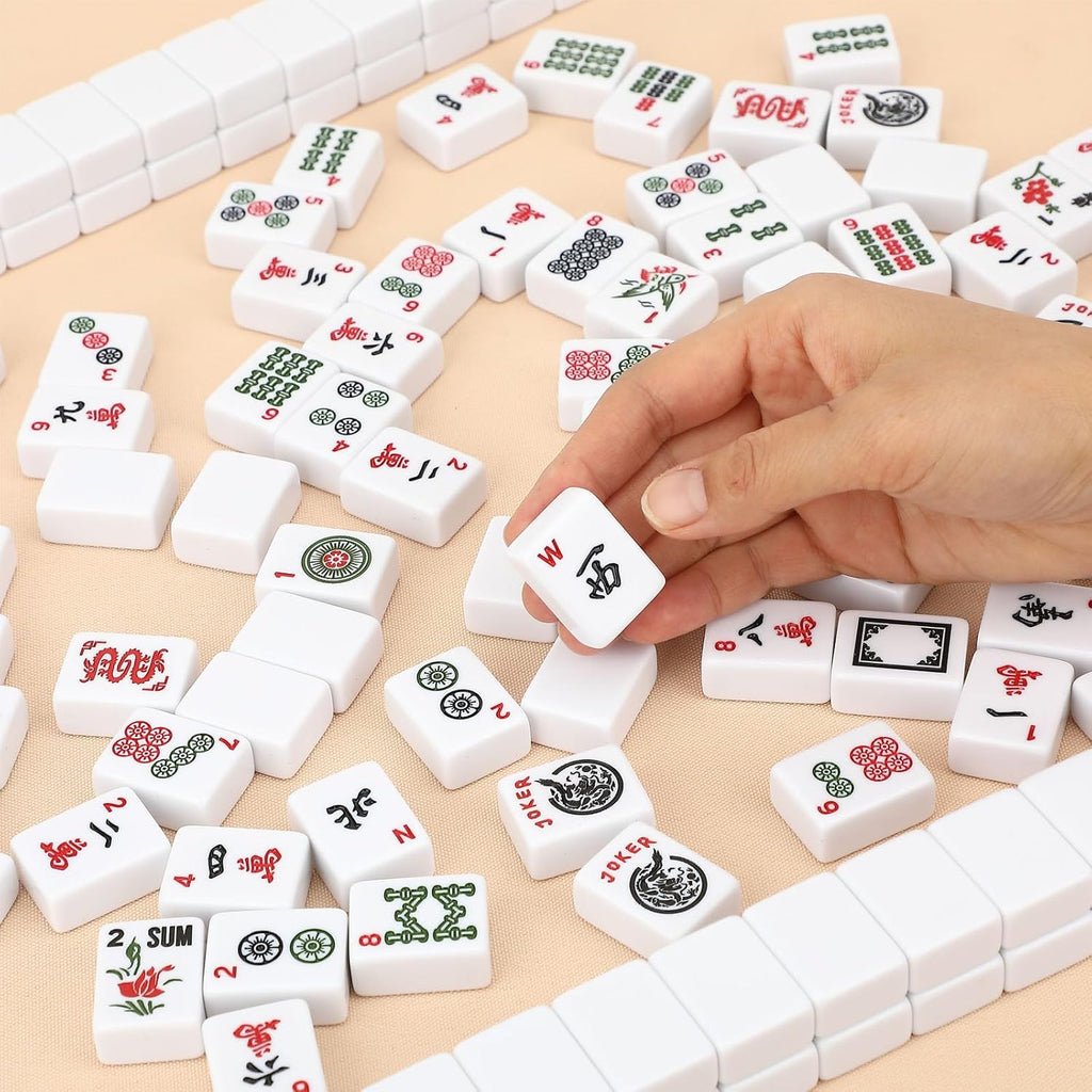 American Mahjong - Juego de azulejos Mahjong de 166 azulejos blancos, 4 estantes de Mahjong de colores, juego de mahjong de viaje con bolsa de transporte rosa