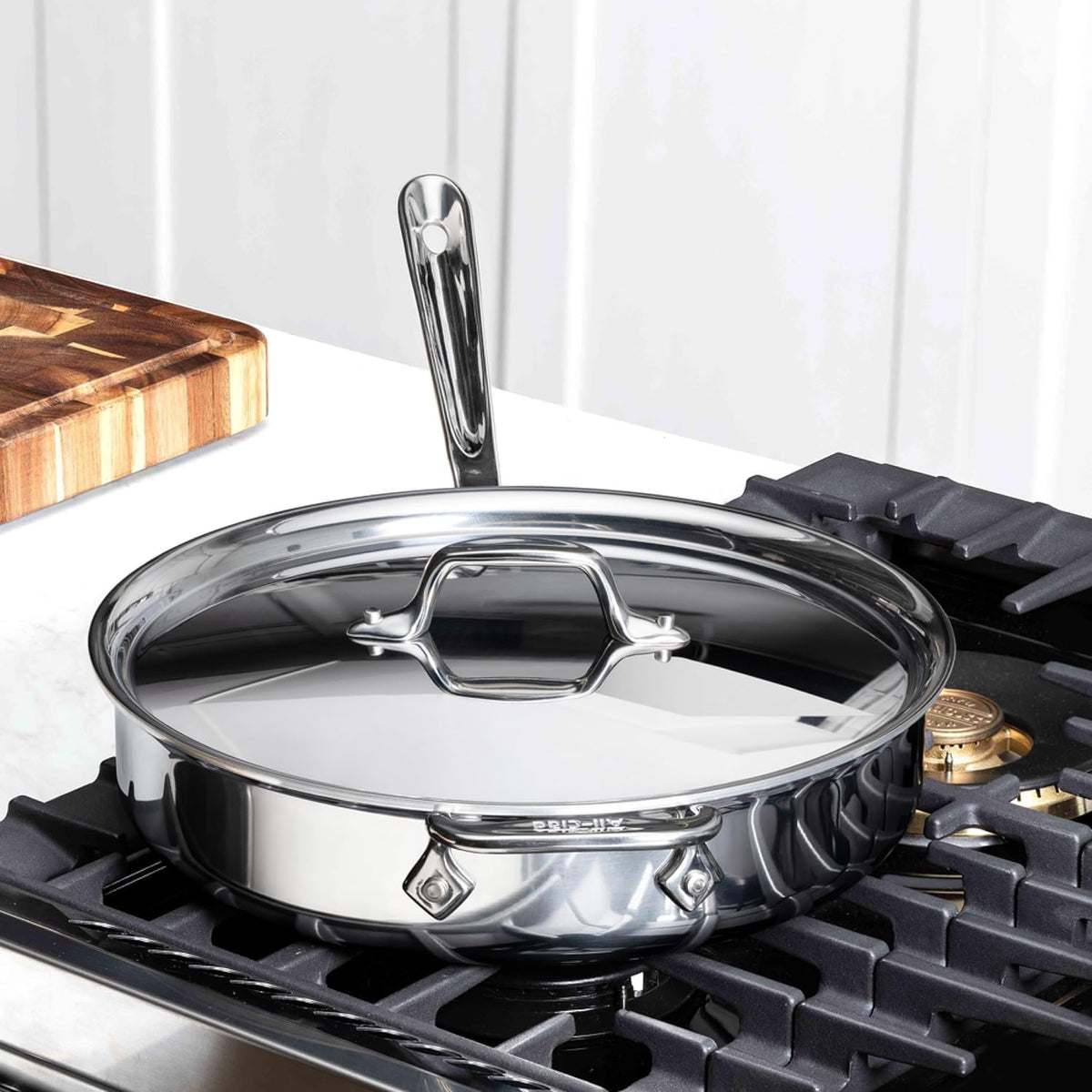 All-Clad D3® Sartén de acero inoxidable de 3 cuartos de galón con tapa, fabricada en los Estados Unidos