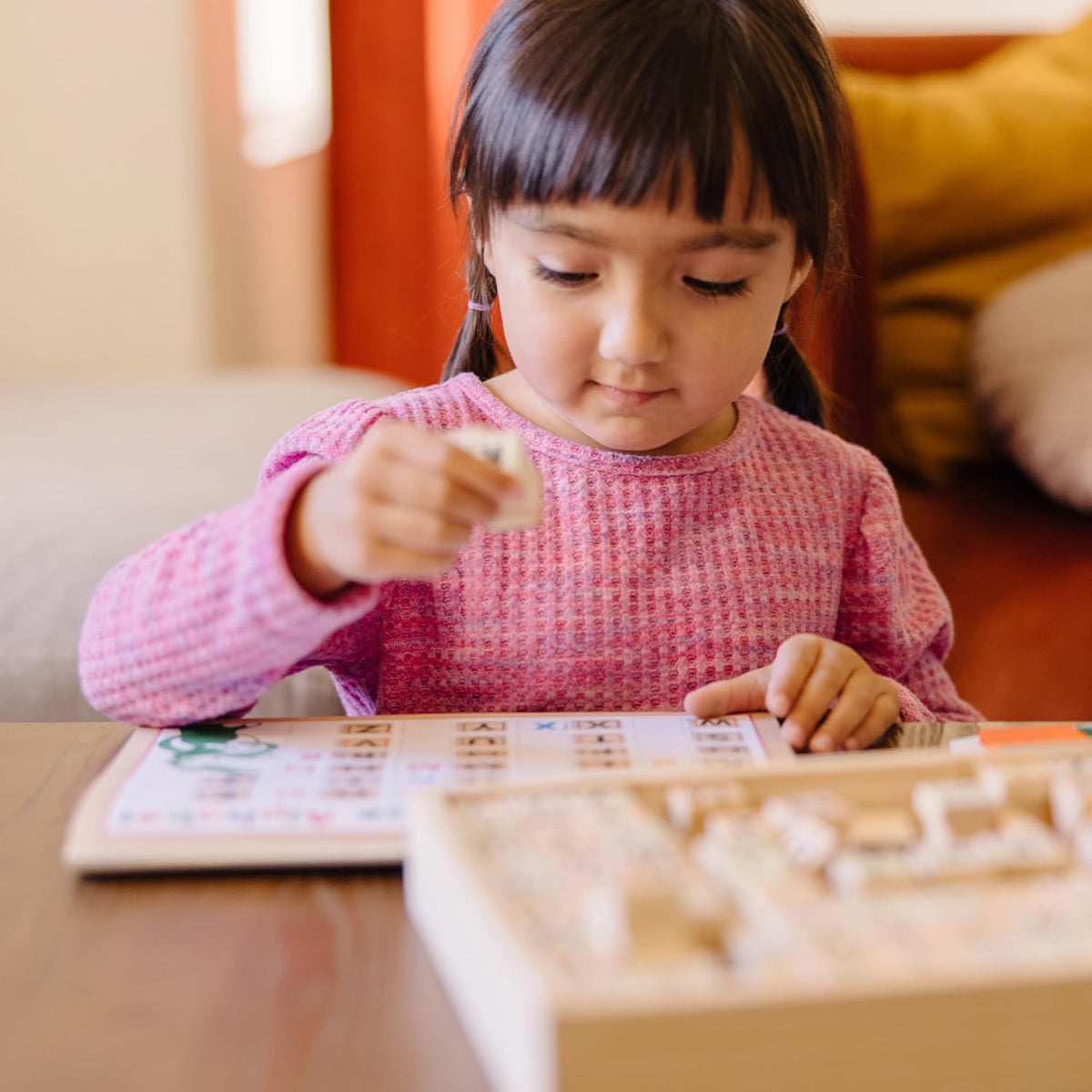 Melissa & Doug - Juego de sellos de madera con letras y números ABC 123 con libro de actividades (idioma español no garantizado), 4 colores