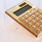 Calculadora acrílica con soporte, calculadora básica de 12 dígitos LCD de energía híbrida de batería y solar, accesorios de escritorio para el hogar y la oficina (dorado)