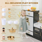 Cocina de madera negra del juego con el refrigerador alto del juguete y el