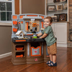 Step2 Big Builders Pro Workshop para niños, banco de herramientas para interiores y exteriores, juego interactivo con sonidos, incluye kit de accesorios de juguete de 45 piezas, hecho de plástico duradero, para niños pequeños de 3 años en adelante