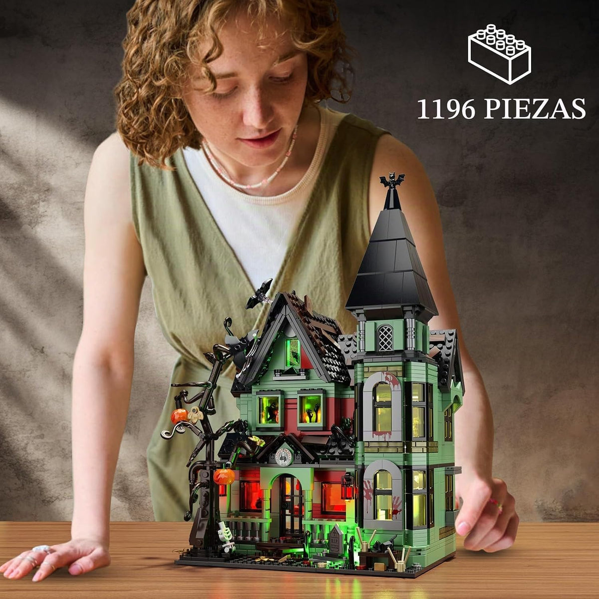 iATOM Juego de construcción de casa embrujada con luces, juguete de construcción de mansión de Halloween para adultos, regalo para Navidad, arquitectura de pueblo de terror incluye calabaza esqueleto espeluznante murciélago gato, F-C9987