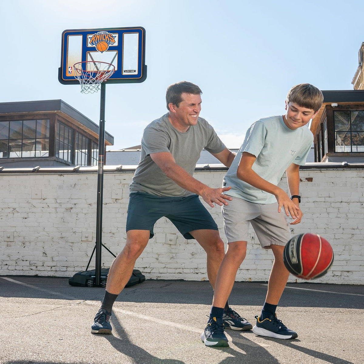 Lifetime NBA New York Knicks - Aro de baloncesto portátil, altura ajustable de 7.5 a 10 pies, tablero de fusión inastillable de 44 pulgadas, base con ruedas