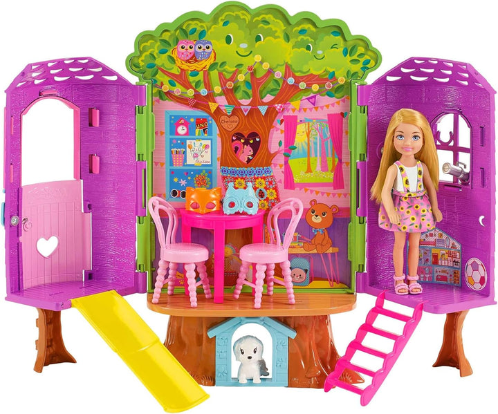 Muñeca Chelsea de Barbie y juego de casa de árbol con cachorro