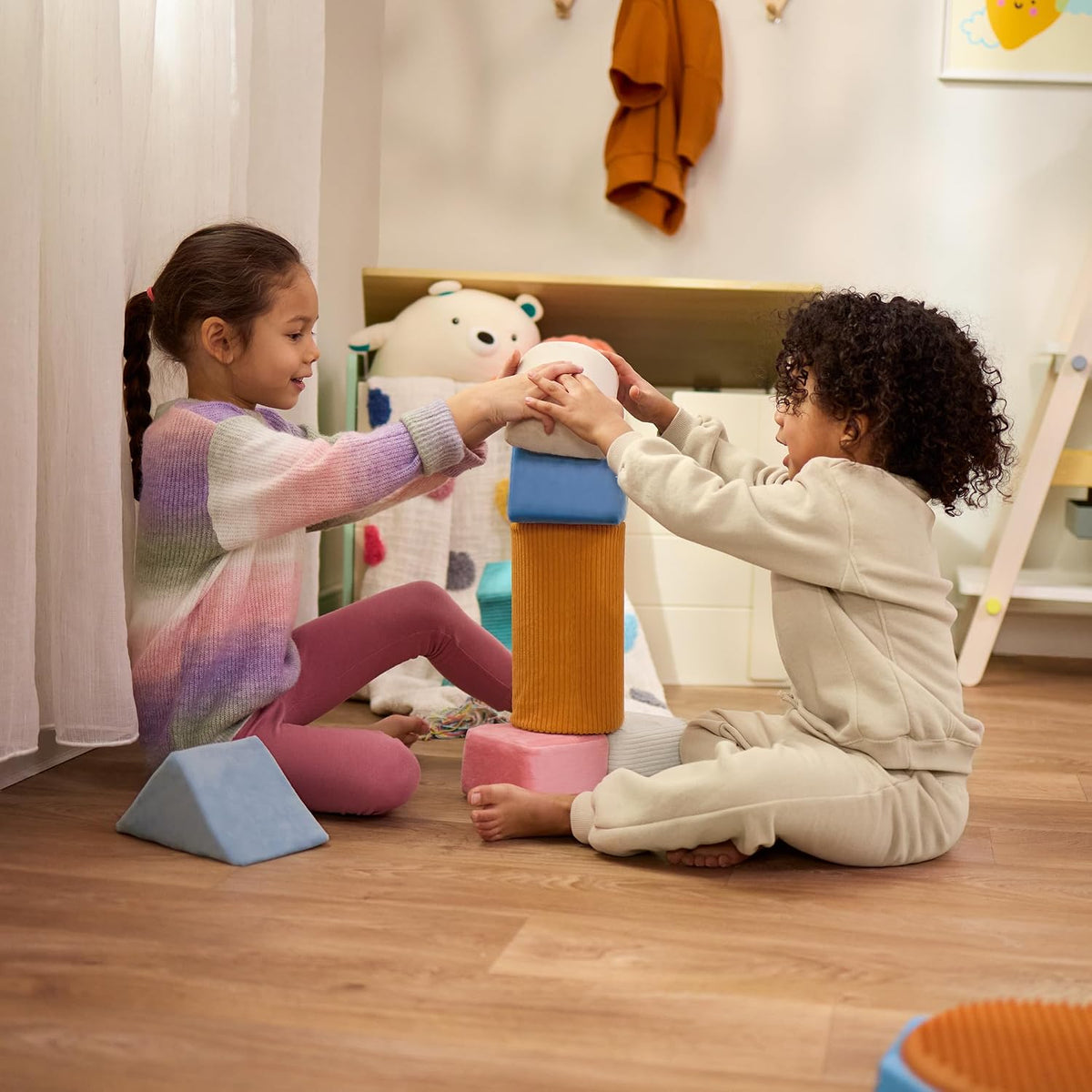 B. toys Tumble-y Towers Bloques de construcción de espuma sensorial, 8