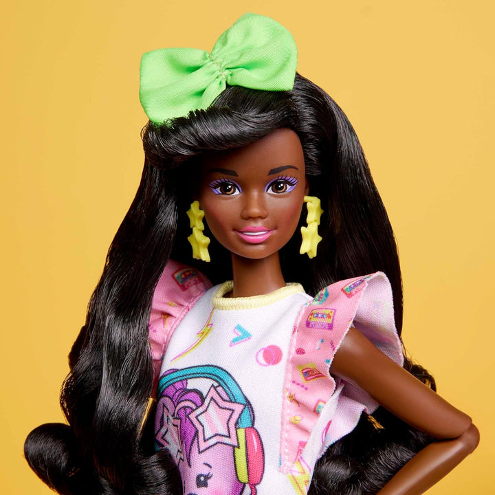 Muñeca Barbie Rewind y accesorios con cabello rizado negro y atuend...