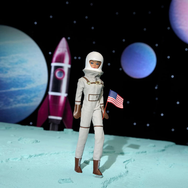 Muñeca Barbie Miss Astronauta Coleccionista con traje plateado, bot...
