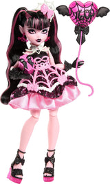 Monster High Muñeca de Cumpleaños de Dulce Miedo, Draculaura en Ves...