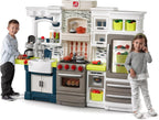 Step2 Elegant Edge - Juego de cocina para niños, cocina para interiores y exteriores, juego interactivo con luces y sonidos, hecho de plástico duradero, incluye 78 accesorios de juguete, para niños