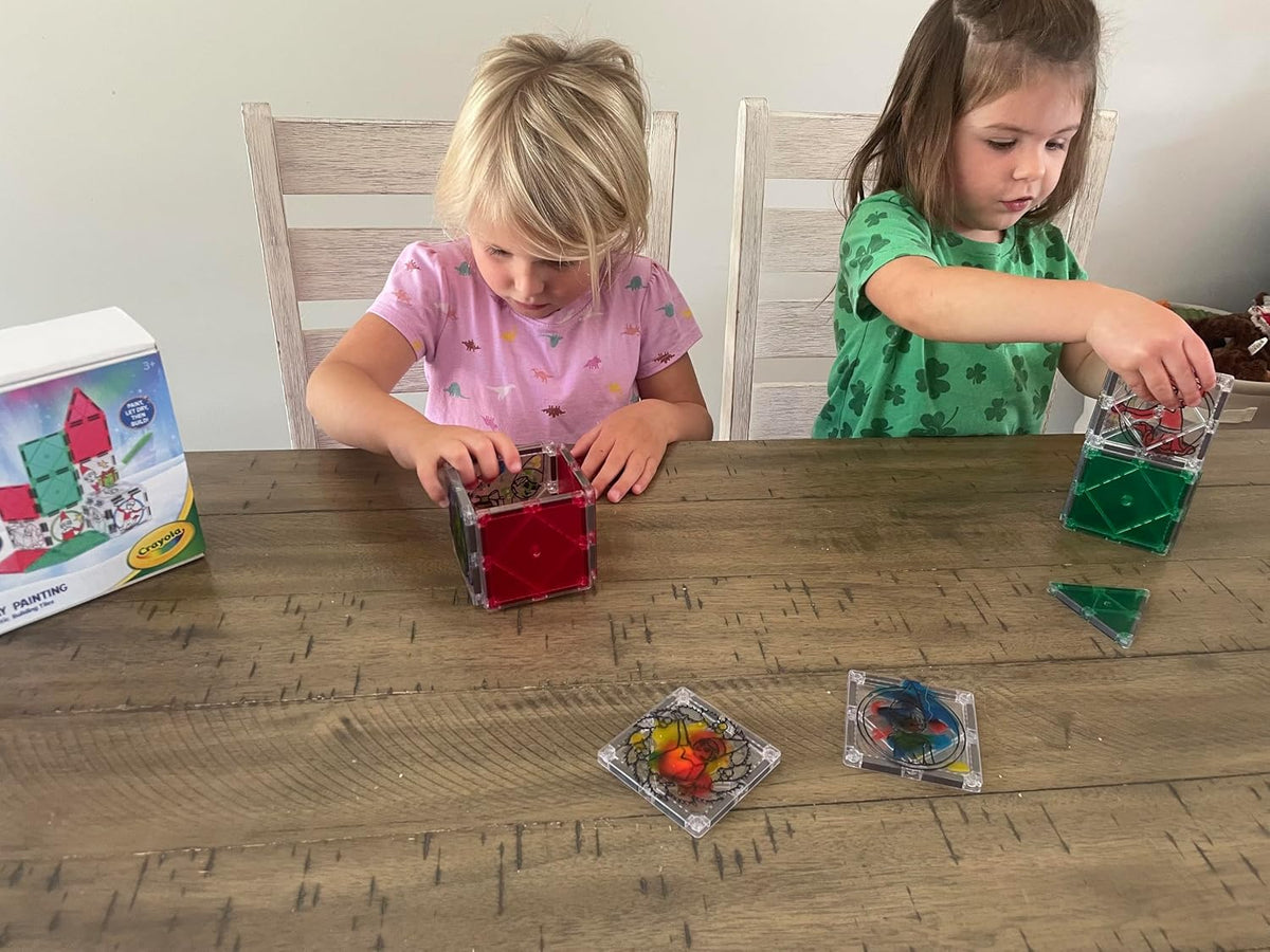 CreateOn Crayola Elf on the Shelf - Pintura en azulejos, kit de azulejos magnéticos de construcción con tubos de pintura Crayola, juguete de manualidades de Navidad | Juego de construcción magnética y pintura de 18 piezas para niños a partir de 3 años