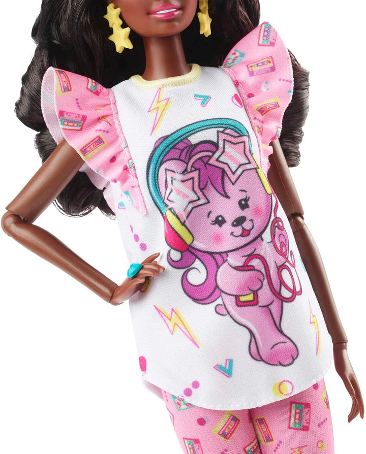 Muñeca Barbie Rewind y accesorios con cabello rizado negro y atuend...
