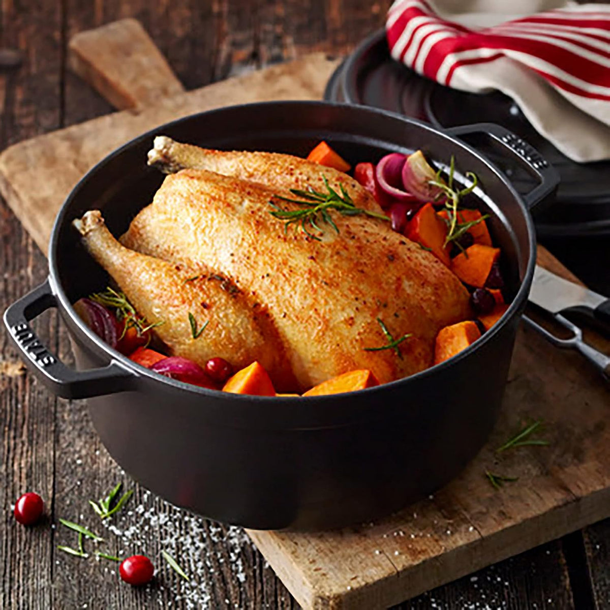 STAUB - Horno holandés de hierro fundido de 5.5 cuartos de galón, redondo, fabricado en Francia, sirve 5-6, negro mate