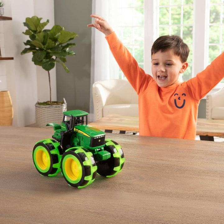 Monstruo John Deere con ruedas y huella iluminada Tractor