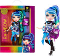Rainbow High Junior High Edición Especial Holly De'Vious - Muñeca de moda azul y verde de 9 pulgadas con accesorios y mochila suave de apertura/cierre. Gran regalo de juguete para niños de 4 a 12 años