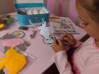 Peachy Keen Crafts Kit de costura para niños, aprende a coser para edades de 8 a 12 años, kit de manualidades de fieltro para principiantes, haz 6 divertidos animales de peluche y un cojín de alfiler