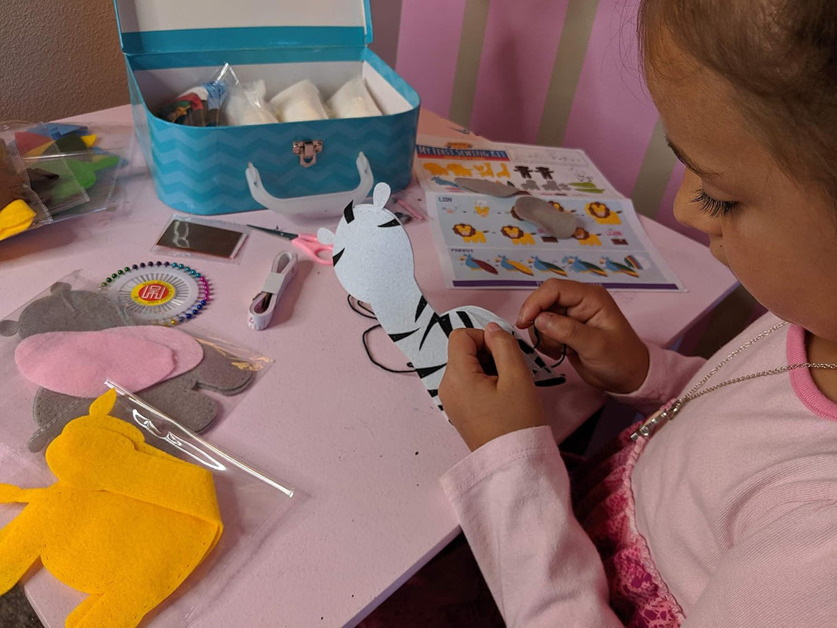 Peachy Keen Crafts Kit de costura para niños, aprende a coser para edades de 8 a 12 años, kit de manualidades de fieltro para principiantes, haz 6 divertidos animales de peluche y un cojín de alfiler