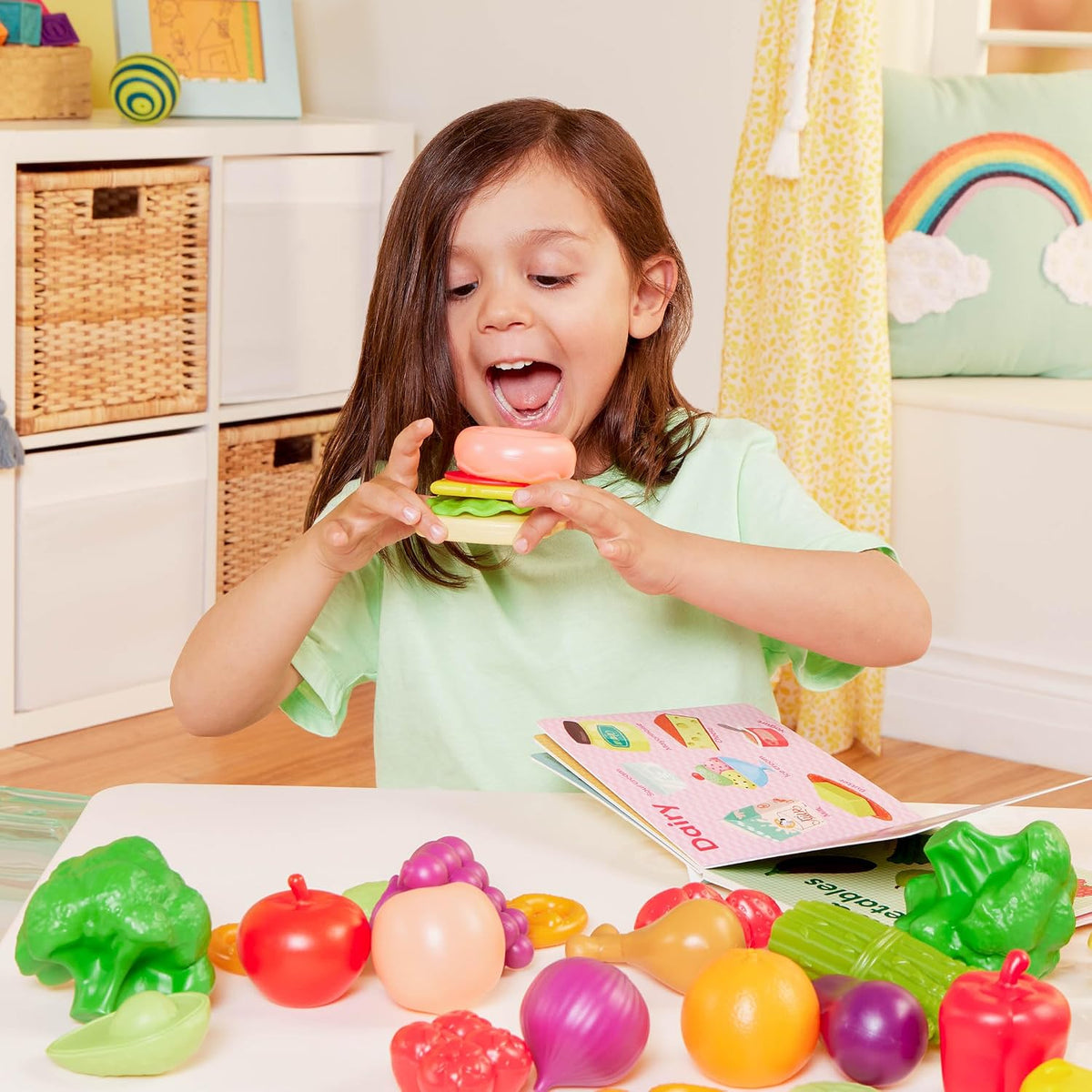 B. toys Juego de comida con libro, juego de comida de 32 piezas