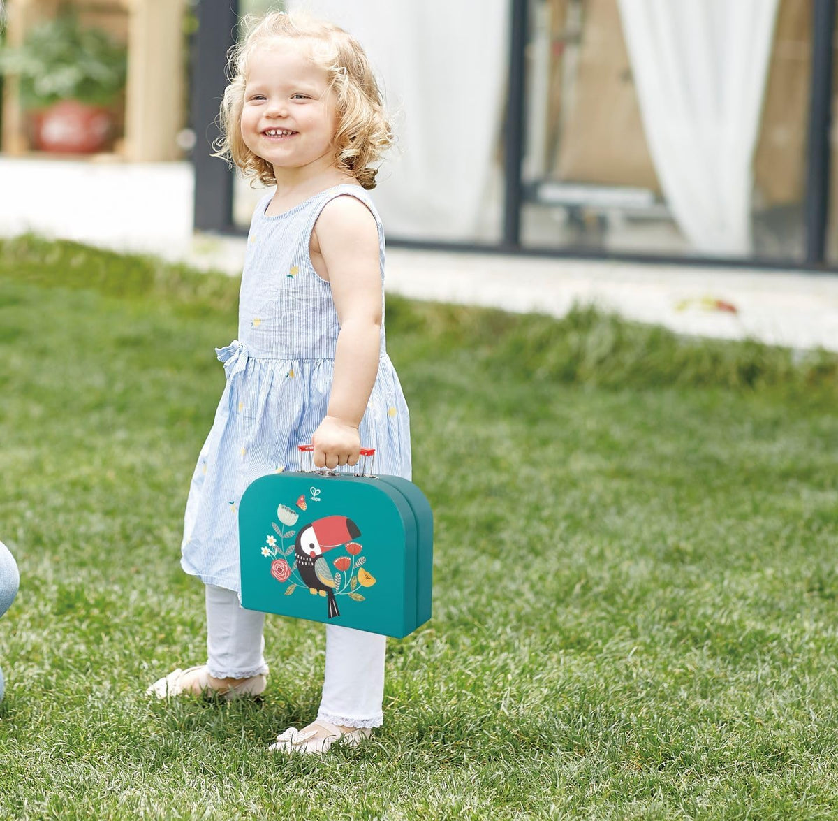 Hape Juego de té para niñas y niños pequeños, juego de fiesta de té de lata de 18 piezas con funda de transporte de tucán, tetera de juguete, galletas de comida y paño de picnic