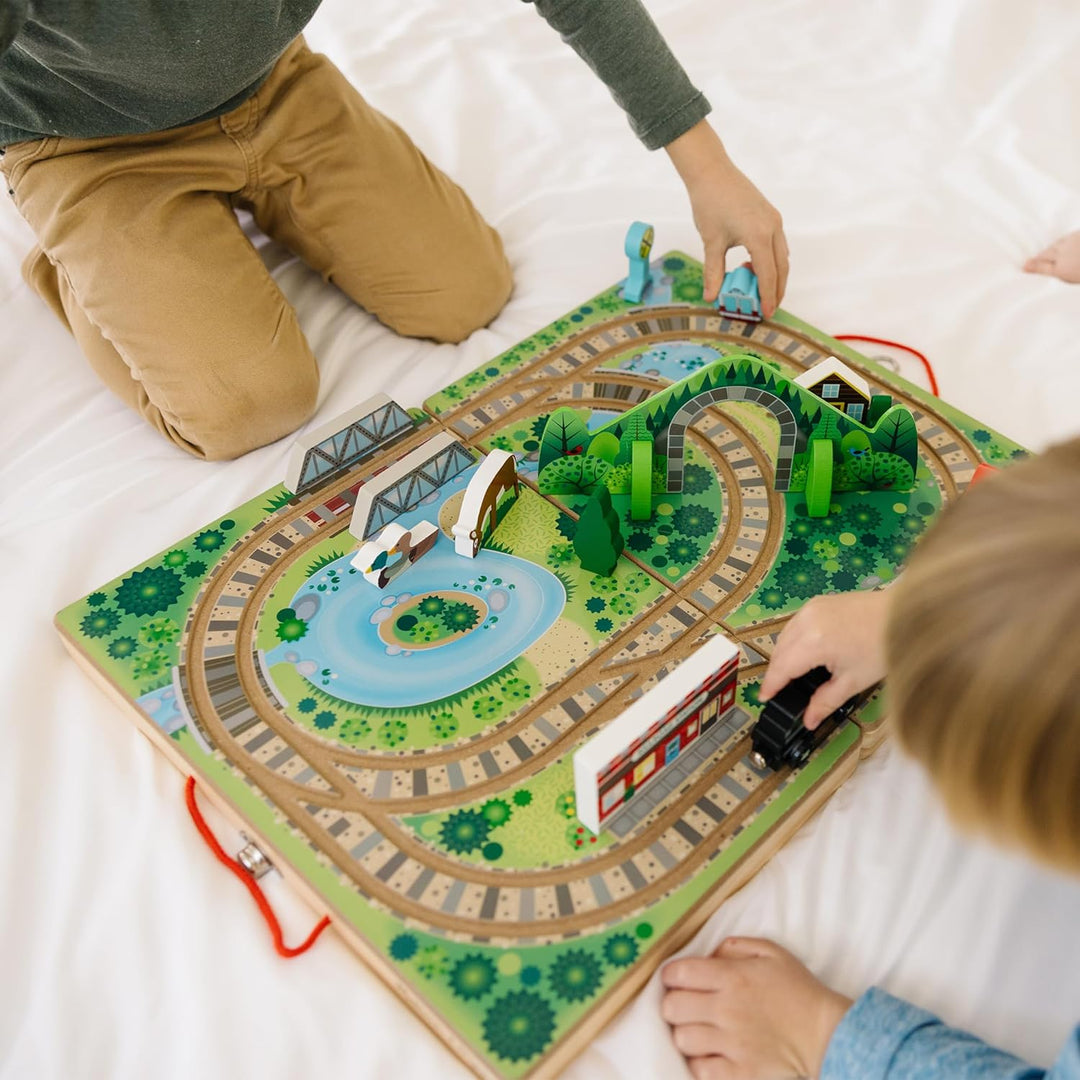 Melissa &amp; Doug Juego de Mesa de Ferrocarril Portátil con Juguet...