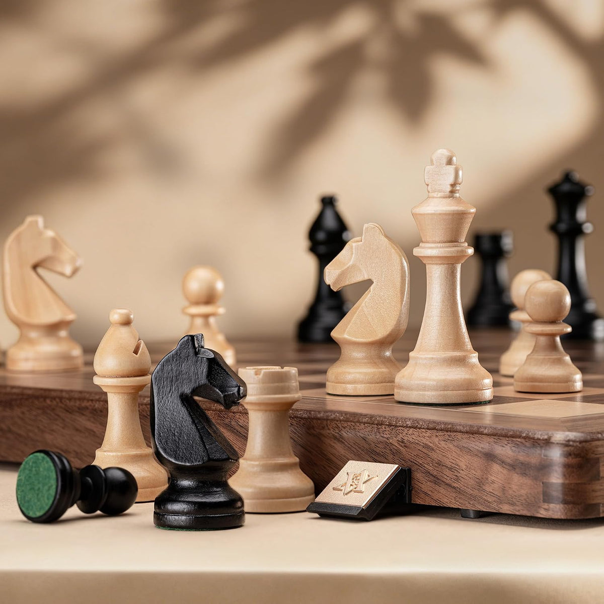 A&A Juego de mesa de ajedrez premium, tablero de ajedrez de madera de 15 pulgadas y piezas de ajedrez únicas de altura King de 3 pulgadas con 2 reinas adicionales, juego de ajedrez de viaje portátil para adultos y niños (nogal natural, 15 pulgadas)
