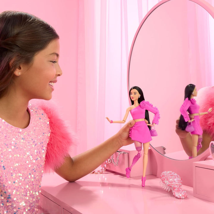 Barbie Muñeca de estilo Deluxe #2 en traje de Barbiecore, pelo negr...