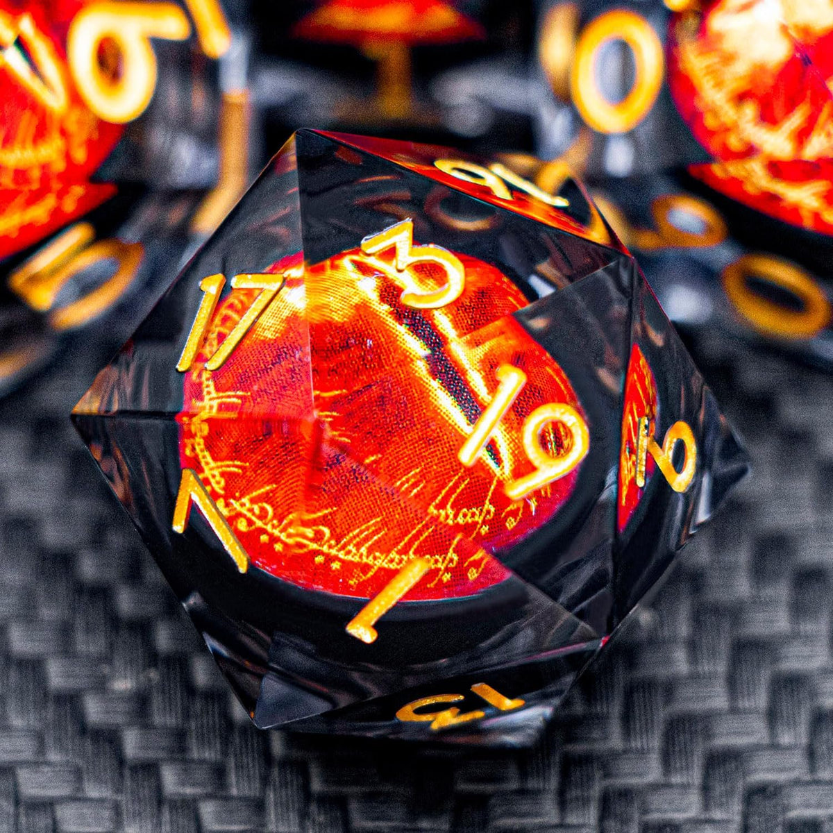 ARUOHHA DND - Juego de dados de resina para miradas de ojos, color negro y dorado, núcleo líquido, juego de dados flameantes con borde afilado con caja de regalo, juego de dados poliédricos D y D compatibles con juegos de rol Dungeons Dragons D20 D6
