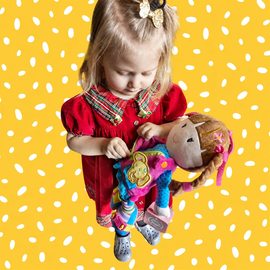 June Garden Dressy Friends Belle de 15.5 pulgadas, muñeca de peluche educativa para niños y niños pequeños de 2 años en adelante, juguete suave con hebilla Montessori