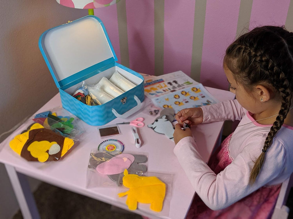 Peachy Keen Crafts Kit de costura para niños, aprende a coser para edades de 8 a 12 años, kit de manualidades de fieltro para principiantes, haz 6 divertidos animales de peluche y un cojín de alfiler