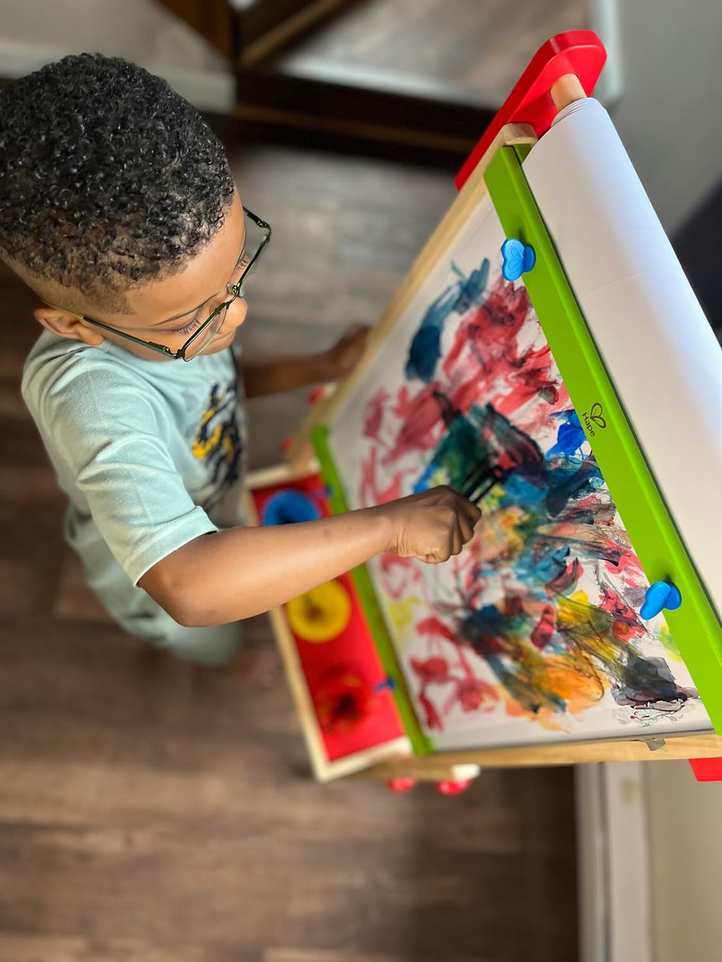 Caballete de madera para niños con rollo de papel y accesorios Hape All-in-One