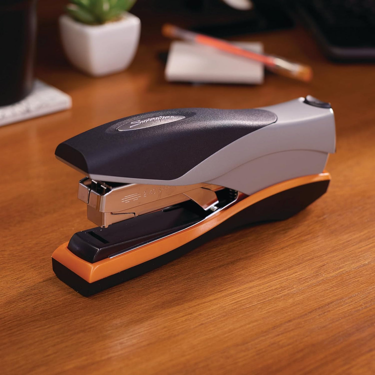 Swingline Engrapadora, capacidad para 40 hojas, Optima 40, sin atascos, esfuerzo reducido, agarre suave, metal, naranja y gris (87845)