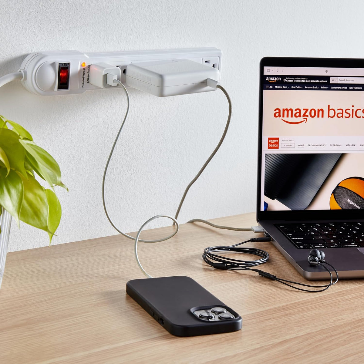 Lámpara Amazon Basics Regleta protectora de sobretensiones, 6 tomas, 790 julios, interruptor de circuito, indicador LED, cable de extensión de 6 pies, color blanco (paquete de 2)