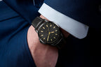 Reloj Perry Ellis para hombre con energía solar | Relojes de pulsera analógicos resistentes al agua de cuero vegano para hombre | Caja de 43mm | Bisel taquimétrico de aluminio | Elegante regalo para