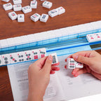 Juego de Mahjong Americano GUSTARIA, 166 Azulejos Blancos Premium, 4 Estantes/Empujadores de Color Todo-en-Uno, Juego de Mahjong Completo con Bolsa de Transporte Azul