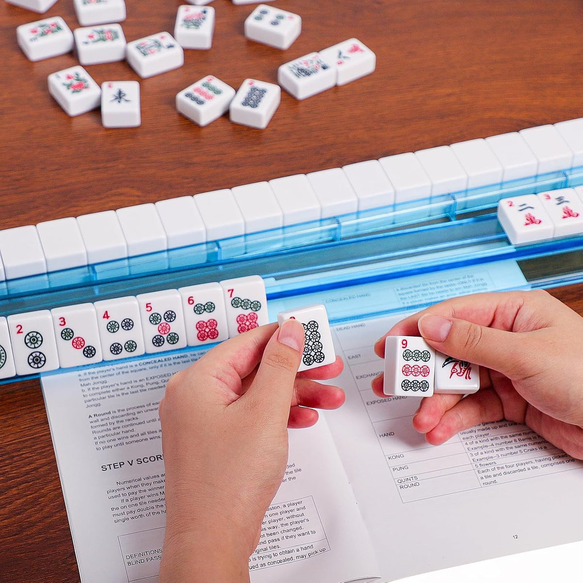Juego de Mahjong Americano GUSTARIA, 166 Azulejos Blancos Premium, 4 Estantes/Empujadores de Color Todo-en-Uno, Juego de Mahjong Completo con Bolsa de Transporte Azul